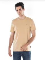 Remera básica Calvin Klein de manga corta y cuello redondo, color beige, con micrologo bordado en el pecho.