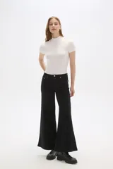 Pantalón jean negro de corte ancho.