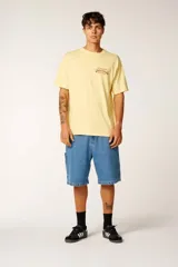 Remera de manga corta color amarillo ocre, corte holgado y diseño con estampa gráfica en el pecho y en la espalda.
