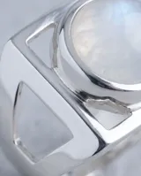 Anillo de plata 925 con diseño geométrico cuadrado y piedra de la luna central de forma circular.