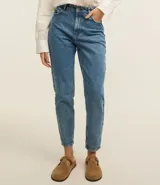 Pantalón mom jean celeste de tiro alto, con bolsillos delanteros y traseros, cierre con cremallera y botón, y ruedo doblado.