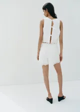 Short blanco de tiro regular, corte recto y largo corto, confeccionado en mezcla de algodón y lino, con detalle de bordado en el bajo.