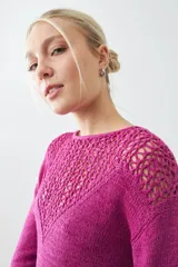 Sweater fucsia de tejido de punto con detalle de cinta calada en el canesú.