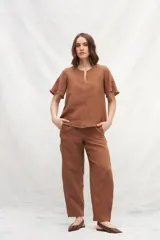 Top color marrón de lino con tajo en el escote y mangas cortas amplias.