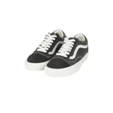 Championes Vans modelo Old Skool, color negro con la icónica banda lateral blanca, suela de goma vulcanizada y cierre con cordones.