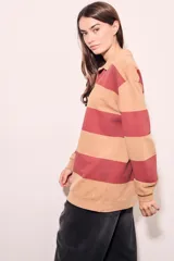 Sweater de algodón a rayas horizontales color crema y marrón, con cuello polo y mangas largas.