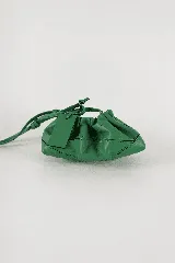 Cartera tipo sobre de cuero verde, con diseño fruncido y correa ajustable.