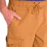 Pantalón cargo color tostado con cintura elástica, bolsillos laterales tipo cargo, bolsillo para herramientas y puños elásticos en los tobillos.