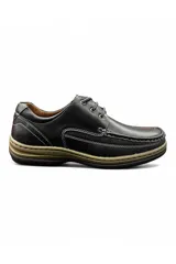 Zapatos acordonados de hombre en color marrón, confeccionados en eco-cuero, con costuras visibles decorativas y suela de goma estructurada.
