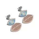 Par de aros colgantes con forma de ojo celeste con pupila plateada y labios rosados con glitter. Cierre tipo pin con forma de corazón plateado.