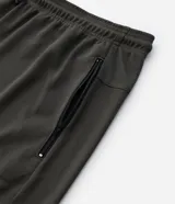 Bermuda deportiva masculina de color azul marino, con cintura elástica y cordón ajustable, bolsillos laterales con cierre y tecnología Dry para mayor transpirabilidad.