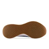 Championes New Balance Fresh Foam Roav color gris con logo "N" en los laterales, entresuela blanca Fresh Foam y suela marrón.