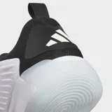 Championes de baloncesto Adidas Initiation, color blanco con detalles en negro. Presentan una parte superior textil con textura, cuello y cordones negros, y una entresuela blanca gruesa. El logo de Adidas es visible en la puntera.