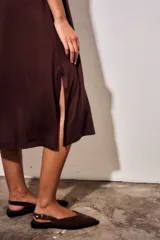 Vestido midi de viscosa color marrón, sin mangas, con escote redondo y silueta fluida y holgada.