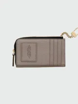 Billetera Marc Jacobs The Top Zip Multi Wallet de cuero negro granulado, con cierre superior dorado y la inscripción "THE WALLET MARC JACOBS" grabada en relieve en el frente.