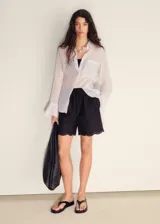 Short de algodón negro con cintura elástica y detalles bordados en el ruedo con terminación scalloped.