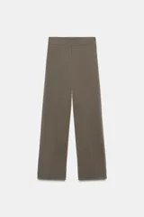 Pantalón de tiro alto con pernera recta, cintura elástica en la parte posterior y nervio marcado en el frente. Cuenta con cierre frontal de botón y ganchos, bolsillos delanteros y bolsillos de plastrón en la parte trasera.