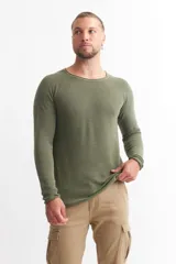 Sweater verde oliva de punto con cuello redondo y mangas largas ranglán.