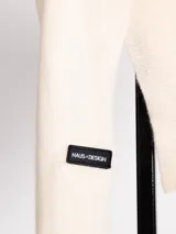 Bufanda de punto en color gris oscuro, con diseño envolvente y textura suave. Presenta una etiqueta pequeña con logo en uno de sus extremos.