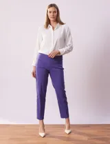 Pantalón recto color verde esmeralda de gabardina elastizada, marca Zac & Rachel. Pretina ancha con faja interna modeladora. Delantera con bolsillos simulados. Trasera con bolsillos ojal.