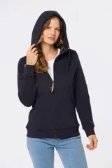 Canguro azul marino con capucha y cierre frontal, con bolsillos tipo canguro y puños ajustados.