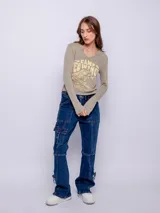 Remera de manga larga confeccionada en tela tipo waffle, con cuello redondo y estampa desgastada en el frente.