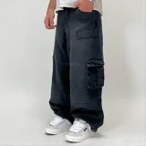 Pantalón de jean negro con corte ultra baggy, tiro alto y múltiples bolsillos cargo.