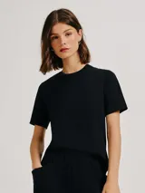 Camiseta de manga corta con cuello redondo, confeccionada en algodón de alta calidad con un corte clásico y versátil.