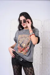 Remerón gris de estilo vintage, con lavado acid wash y estampa frontal de temática rockera con la inscripción "Nashville" y diseño de guitarra y rosas.