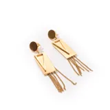 Aros colgantes dorados con forma rectangular y diseño calado con forma de V invertida.