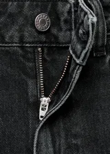 Jeans tiro medio de corte recto y diseño crop con cinco bolsillos, trabillas y cierre frontal de cremallera y botón, confeccionados en tejido 100% algodón.