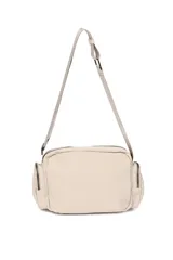 Bandolera negra con correa ajustable, bolsillo en la parte delantera y a los costados.