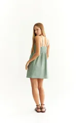 Vestido corto color verde agua, con breteles finos, tablas en la parte superior y falda suelta.