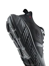 Championes deportivos Umbro modelo Bram, color negro con suela gruesa gris y cordones tono sobre tono.