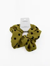 Colita para el pelo tipo scrunchie de tela rosada con estampado de lunares marrones.