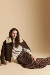 Falda larga de corte amplio y fluido con estampado de cuadros en tonos tierra. Presenta un diseño de tiro medio que aporta elegancia y comodidad.