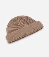 Gorro tipo fisherman de tejido acrílico con textura acanalada, diseño corto y etiqueta pequeña con logo en el frente.