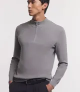 Suéter gris de viscosa texturizada, corte comfort, con cuello alto y cierre de cremallera.