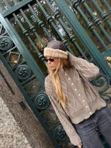 Saco tejido de punto con diseño de ochos y trenzas, con cierre frontal de botones en contraste y bordado a mano delicado.