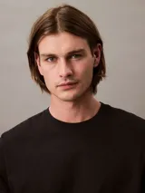 Pantalón de jean de corte slim fit color azul claro.