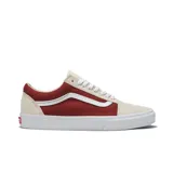 Championes Vans modelo Old Skool, con diseño de caña baja, confeccionados en una combinación de lona roja y gamuza en tono crema. Presentan la icónica franja lateral Sidestripe en blanco, cierre de cordones, puntera reforzada y suela de goma con diseño de gofre.