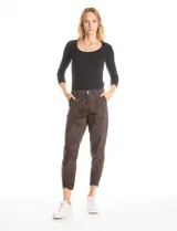 Pantalón de corte crop con estampado sutil, confeccionado en algodón con un toque de elastano. Presenta cierre frontal con botón, pasadores para cinturón, bolsillos aplicados tanto en la parte delantera como en la trasera, y un ruedo irregular con acabado desflecado al tobillo.