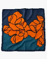Pañuelo cuadrado con diseño floral estilizado en tonos mostaza sobre un fondo dividido en negro y beige, con borde negro.