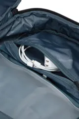 Mochila de viaje Thule Aion de 40 litros, color negro, con diseño ergonómico y compartimento acolchado para laptop de hasta 17 pulgadas. Incluye bolsa enrollable extraíble de TPU para artículos húmedos o sucios, bolsillos organizadores, correas de compresión internas y bolsillos laterales para botellas de agua. Fabricada con materiales reciclados y tejido de lona encerada resistente al agua.