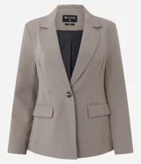 Blazer de sastrería color marrón, con solapas clásicas, cierre frontal de un botón, bolsillos con solapa y mangas largas. Presenta un corte entallado que define la silueta.
