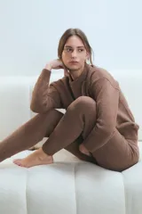Pantalón de descanso de tejido suave y texturizado, color blanco, con cintura elástica ajustable mediante cordón y puños acanalados en los tobillos.