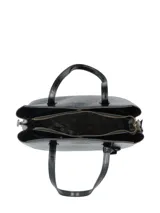 Cartera de mano tipo tote color negro con textura de efecto cocodrilo. Cuenta con doble asa superior, correa ajustable extraíble y detalle de dije metálico con el logo de la marca.