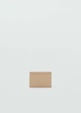 Porta documentos de diseño minimalista en color beige, con acabado efecto safiano y logo de la marca grabado en relieve en la parte frontal. Cuenta con múltiples ranuras para tarjetas.