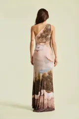 Vestido largo de fiesta de un solo hombro, con capa fluida incorporada y estampado artístico de caballos en tonos tostados y rosados.