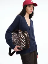 Cardigan de punto color marrón con textura jaspeada, escote en V, cierre frontal con botones y diseño de hombros caídos.